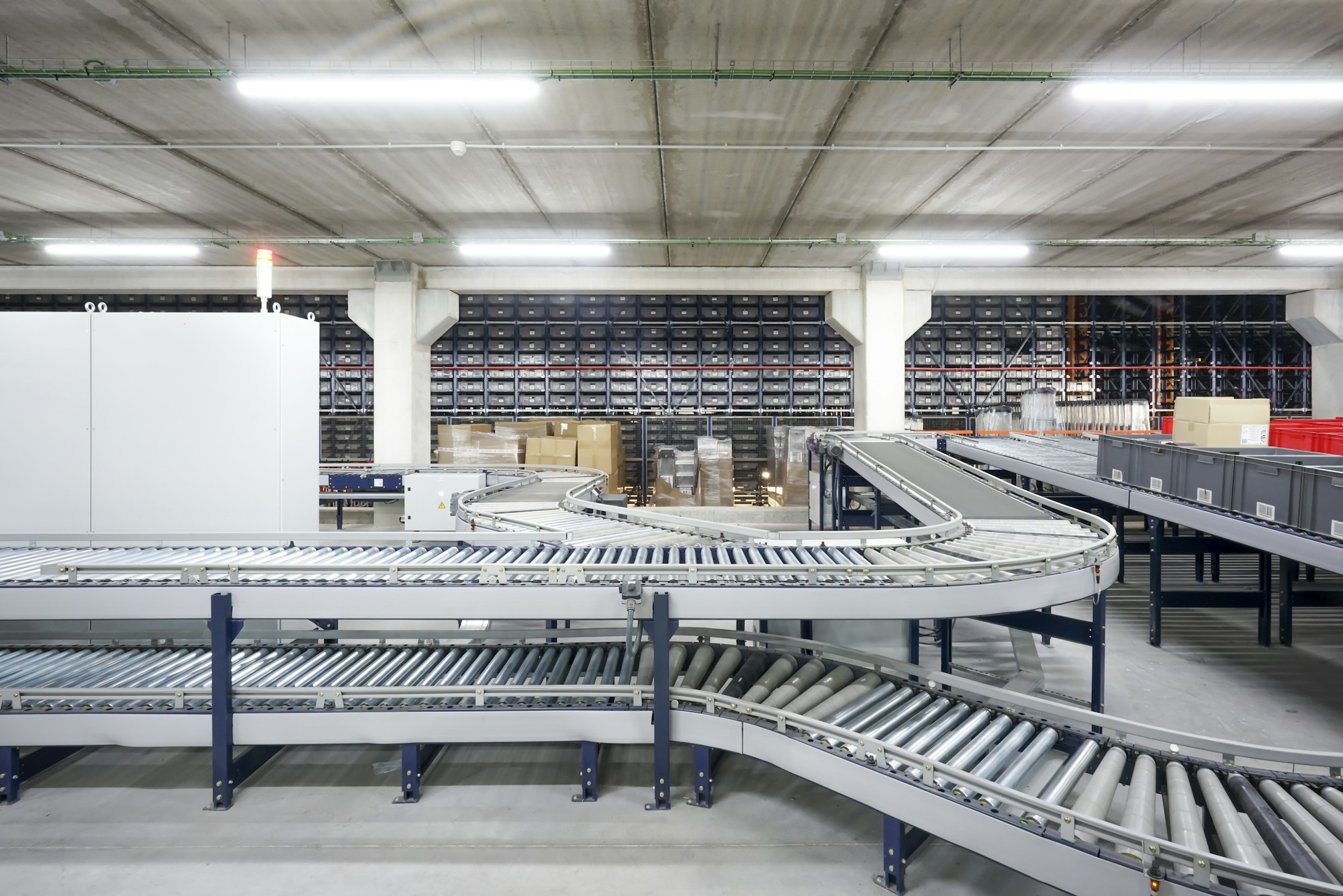 Conveyor system and fulfillment equipment in a modern industrial warehouse